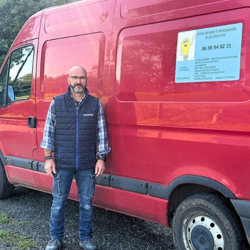 électricien Groises gérant devant son camion